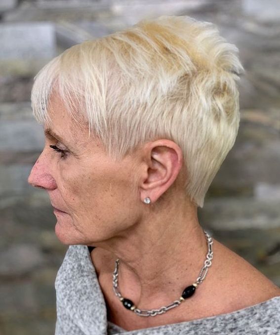 Short hairstyles for fine straight hair deals over 60