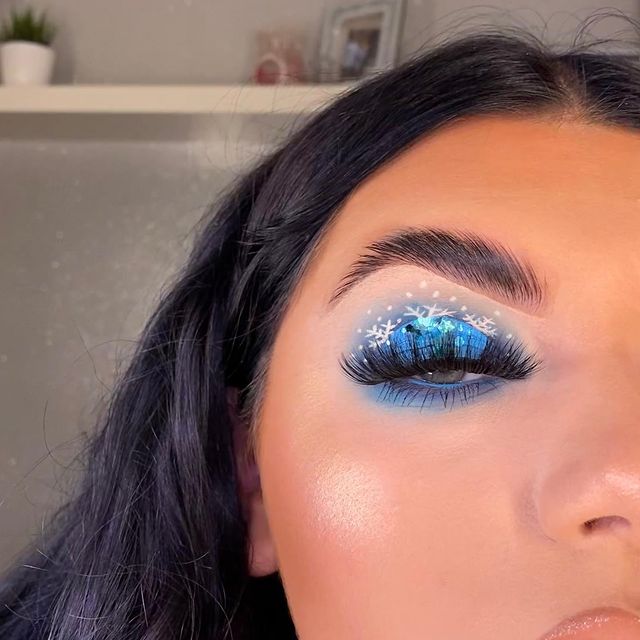 Frosty Christmas Eye Makeup