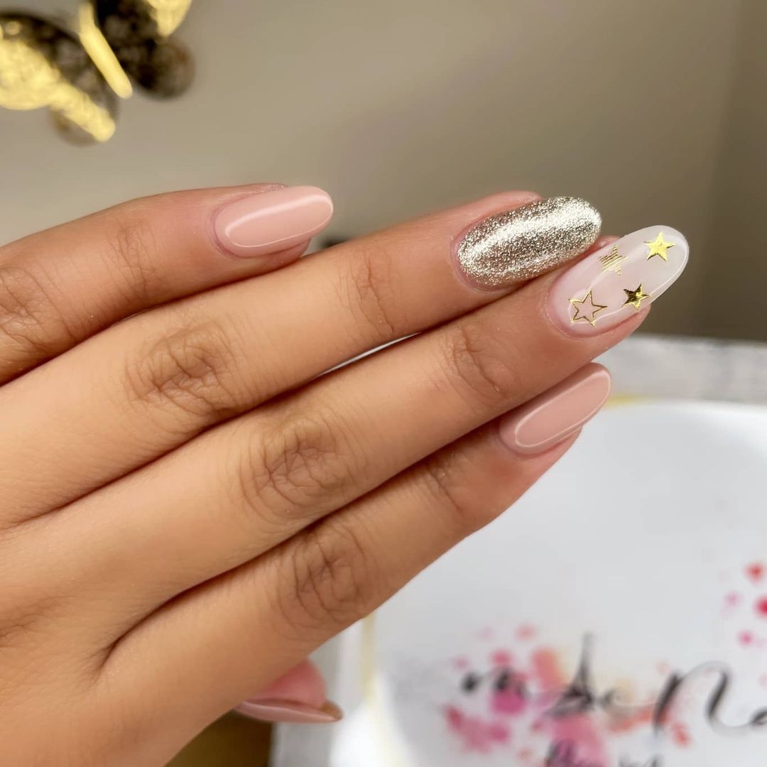 Nude nails and stars for a dreamy vibe