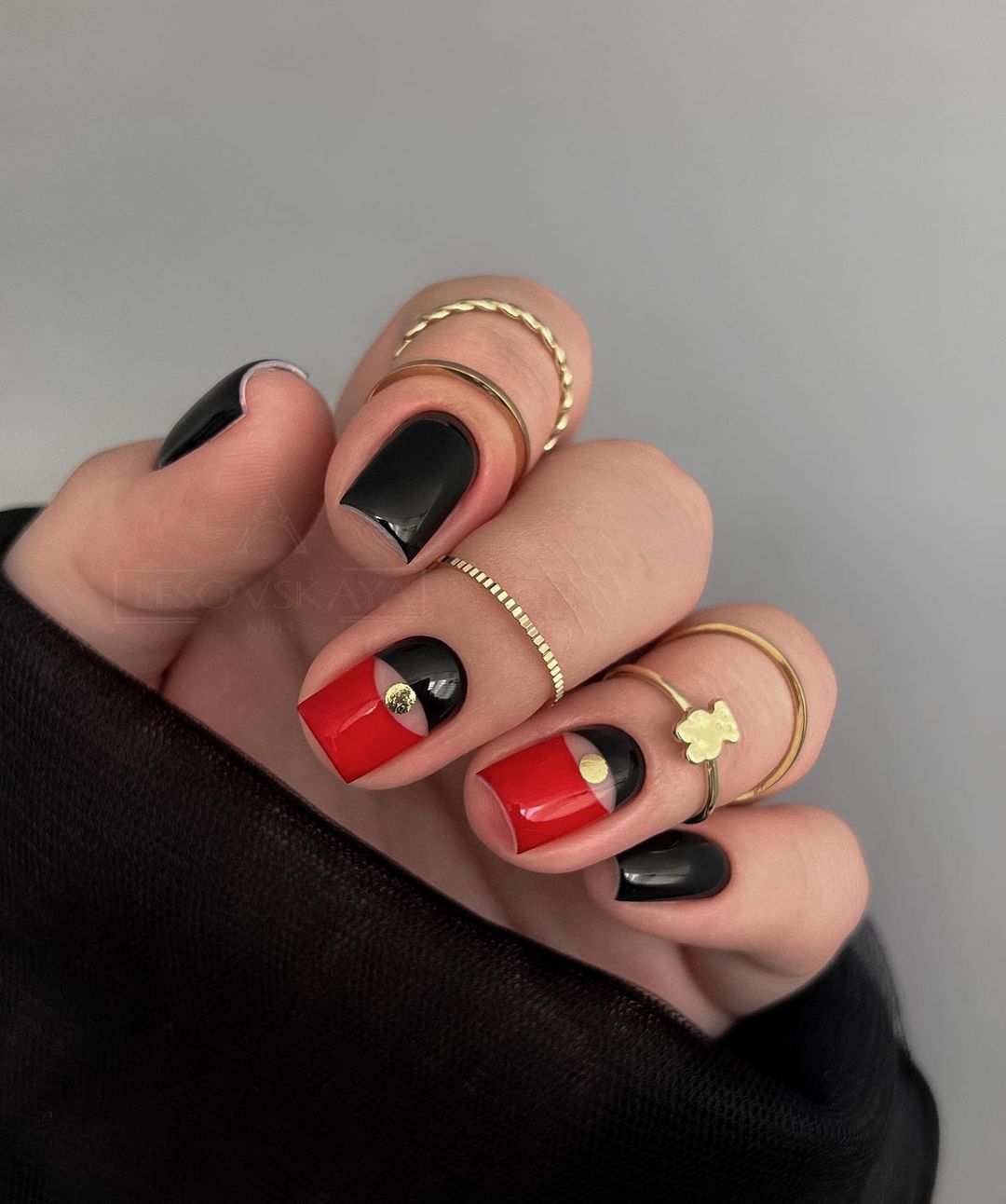 0Short Red and Black Nail Design with Gold Foil