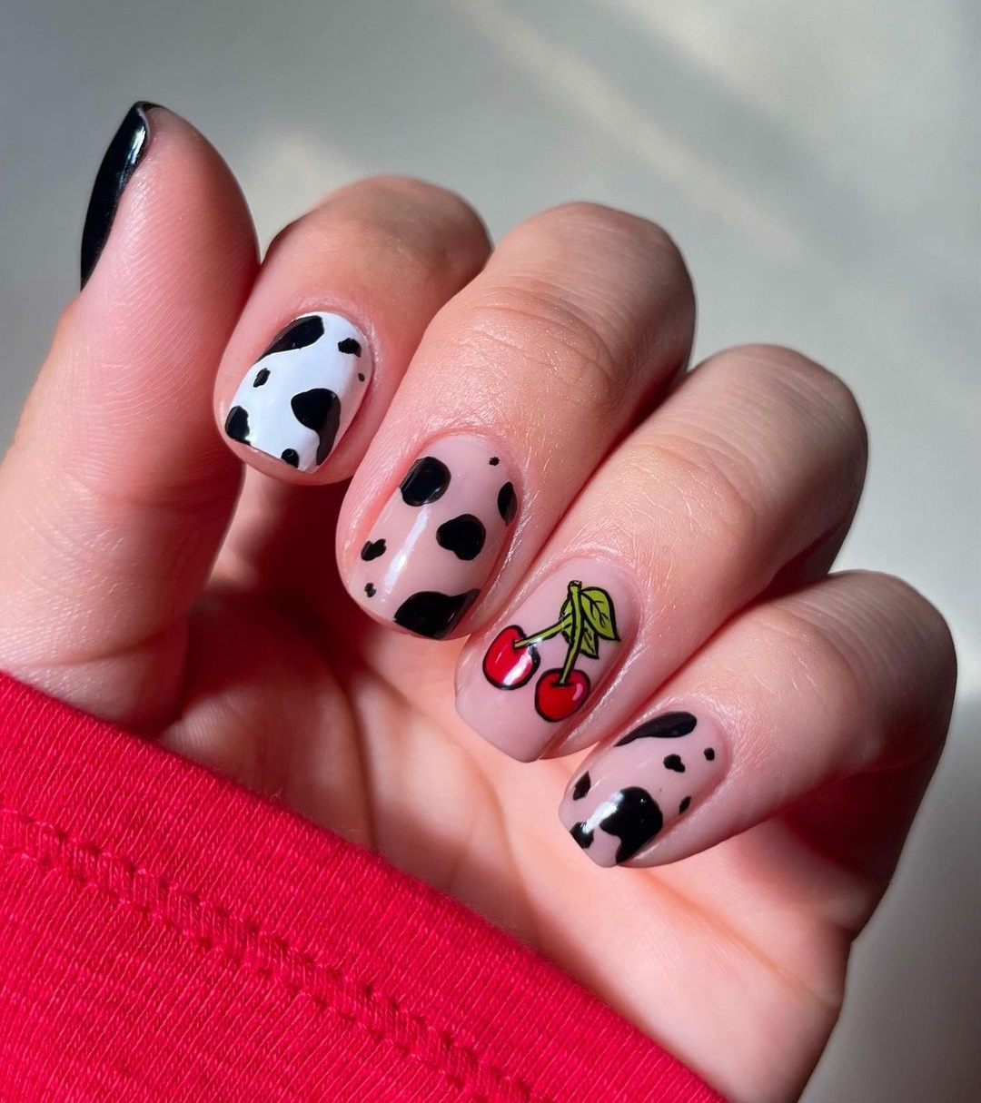 0Short Round Nails with Cow Print Design