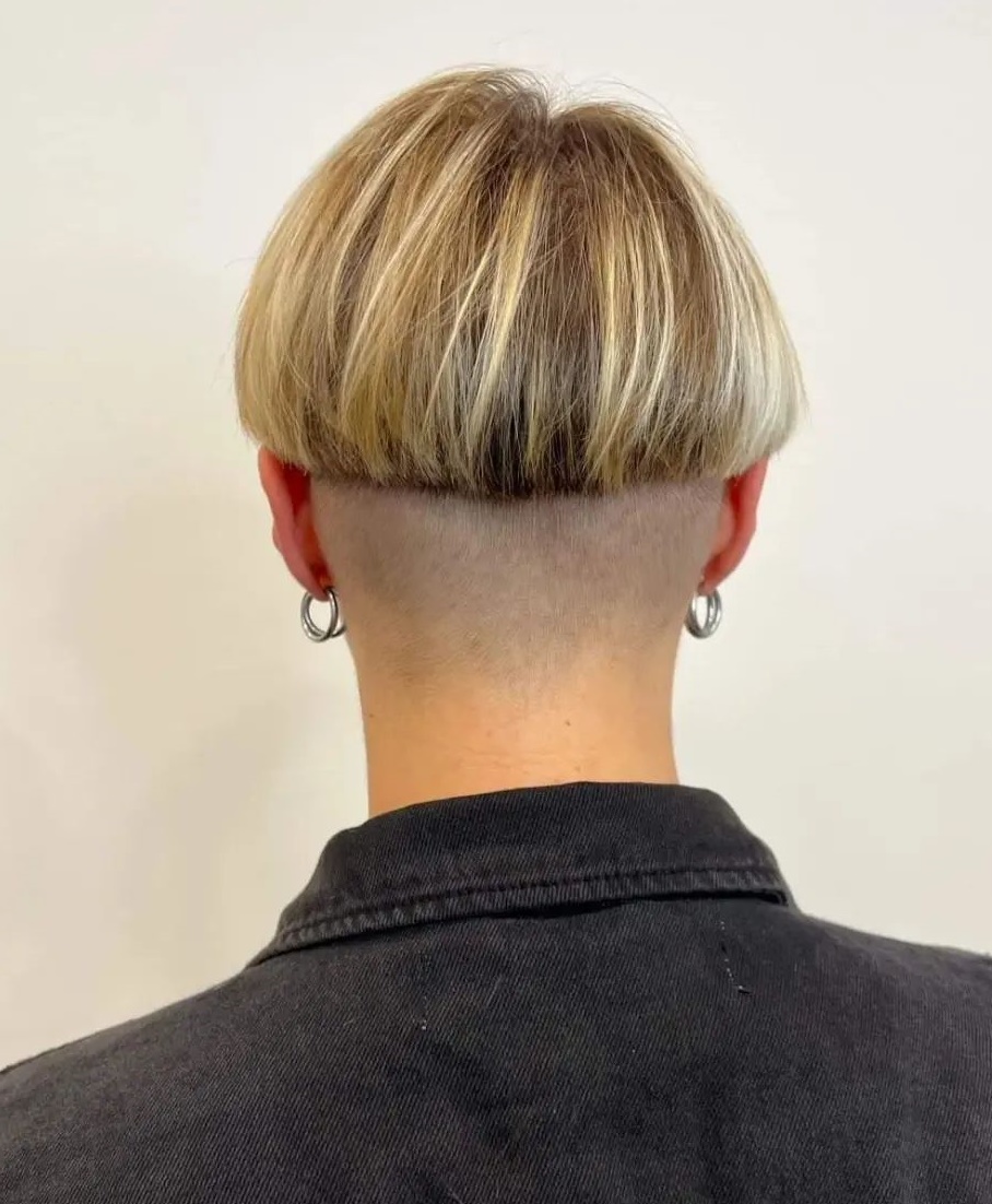 Bowl Cut with Highlights on Blonde Hair