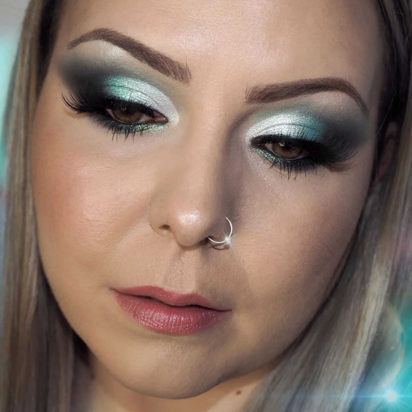 Emerald Smokey Eye Makeup with Light Corners 