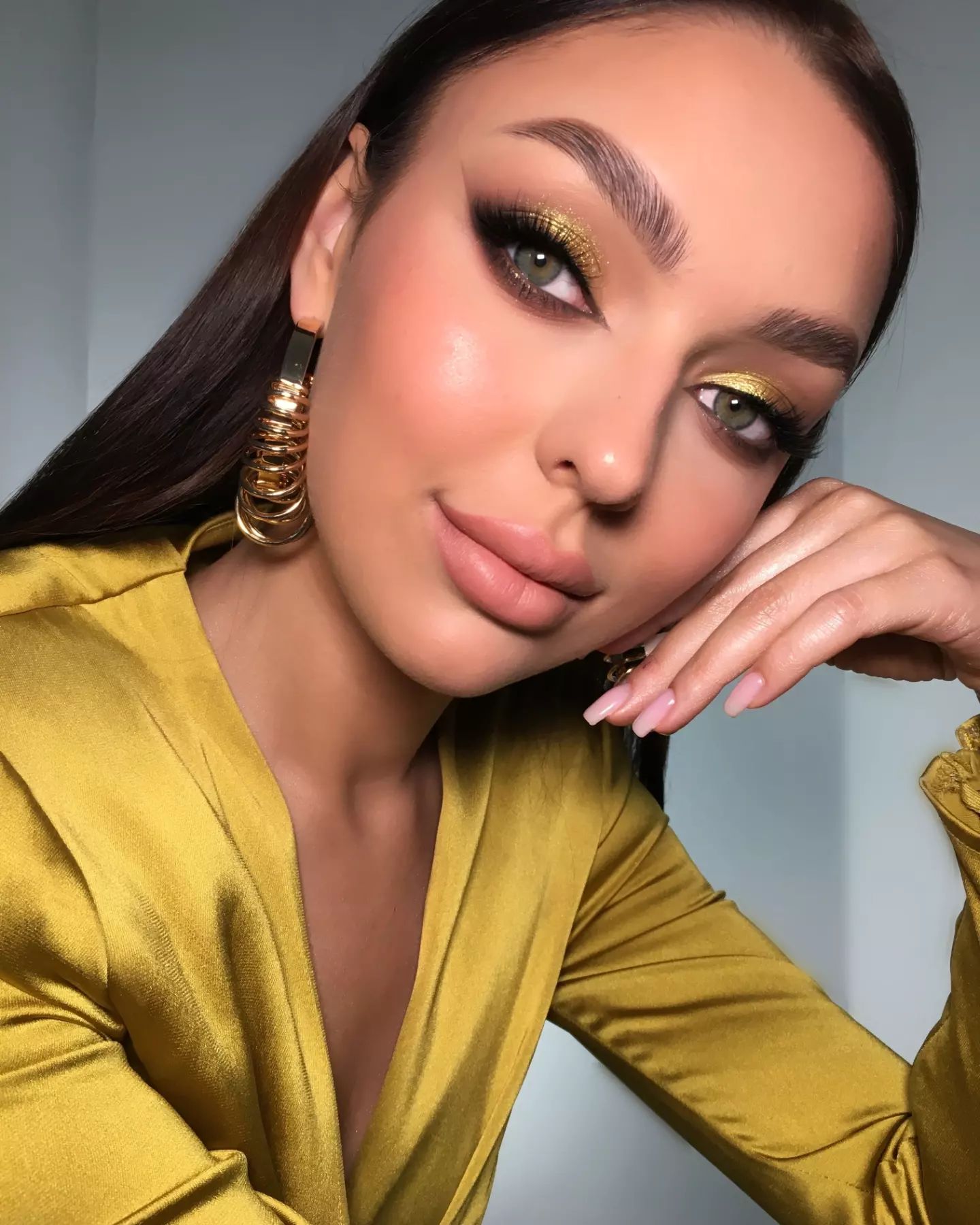 Gold Makeup Look for Gray Eyes