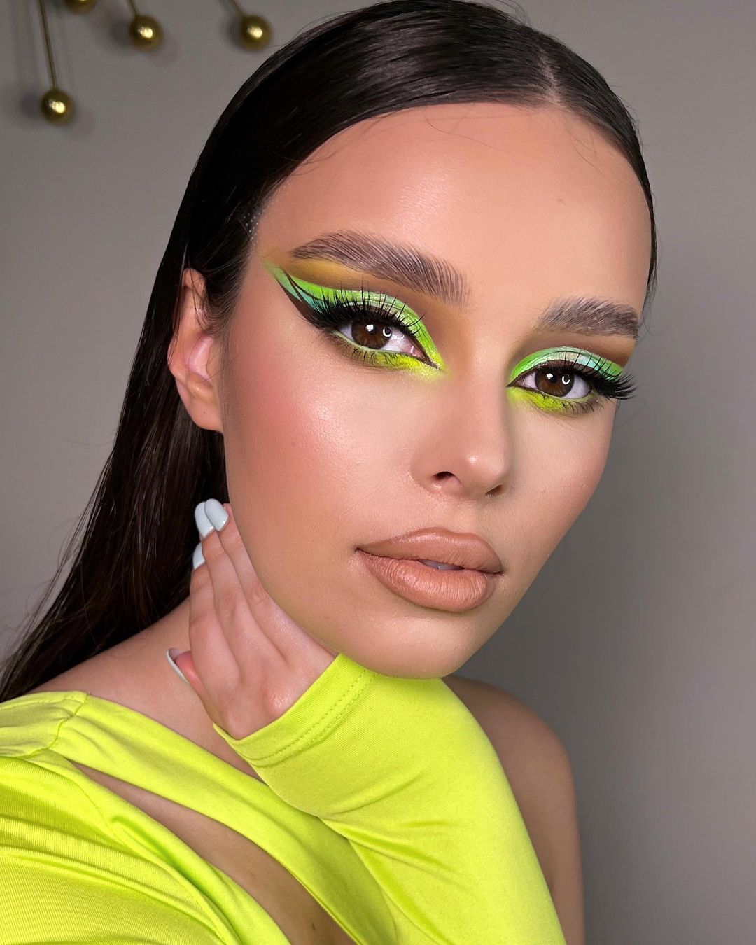 Green Eyeshadow Makeup with Arrows for Brown Eyes