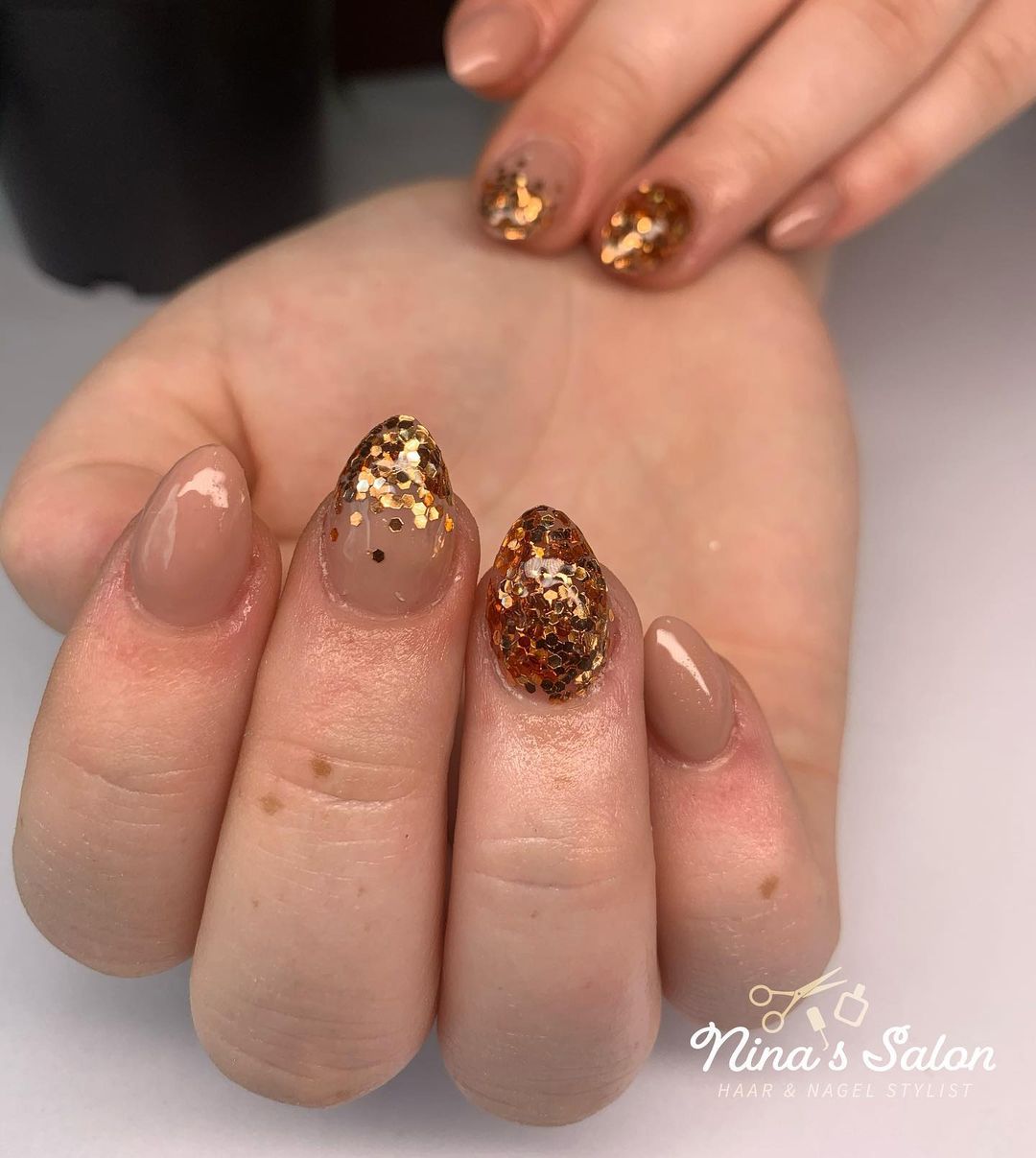 Trendy nude nails with glitter design