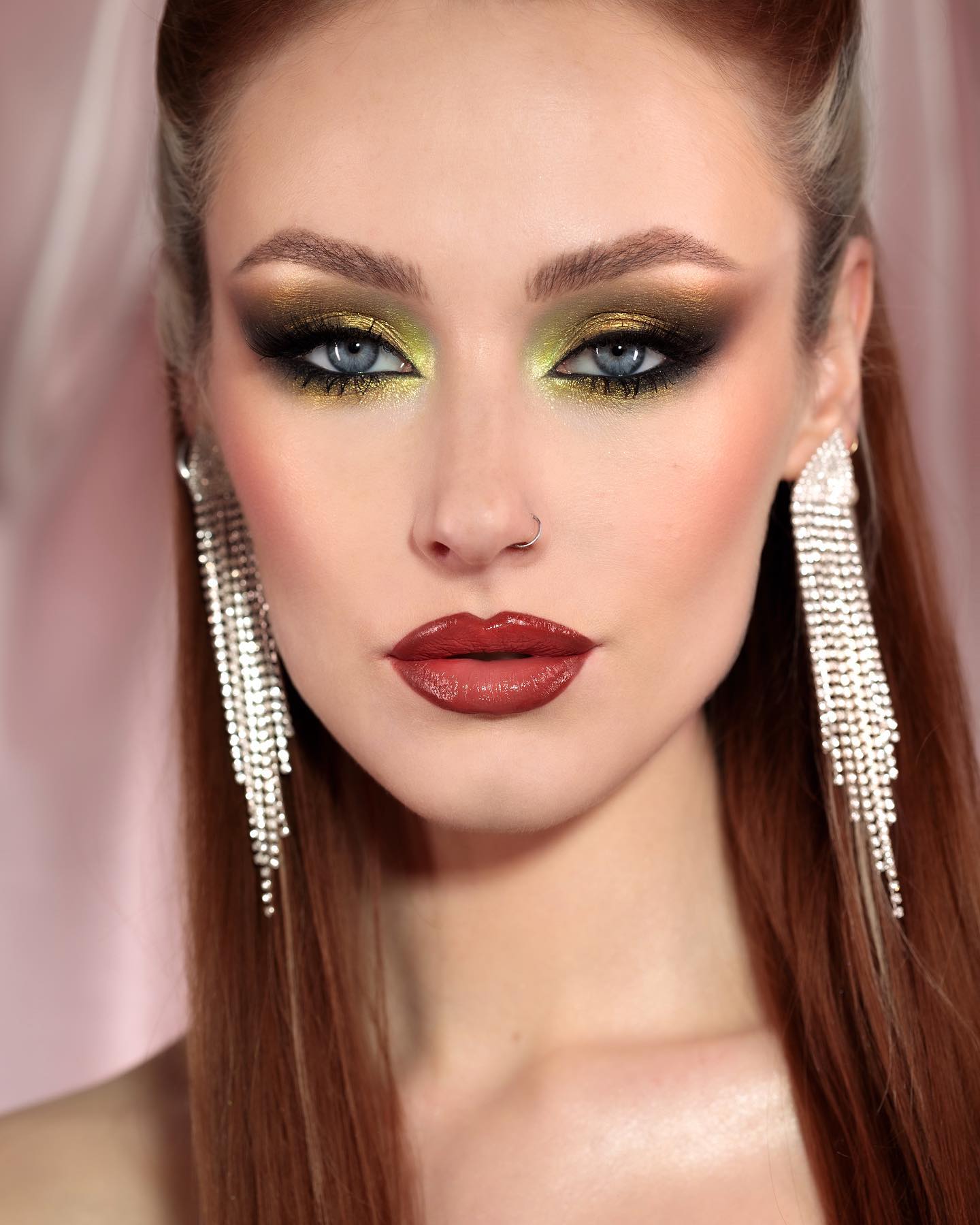 Gold Smokey Eye Makeup Gold-to-Green Shade 