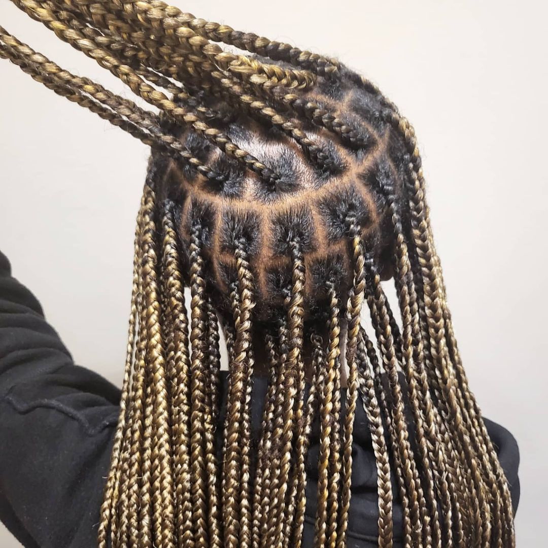 Uniform Black And Blonde Knotless Braids