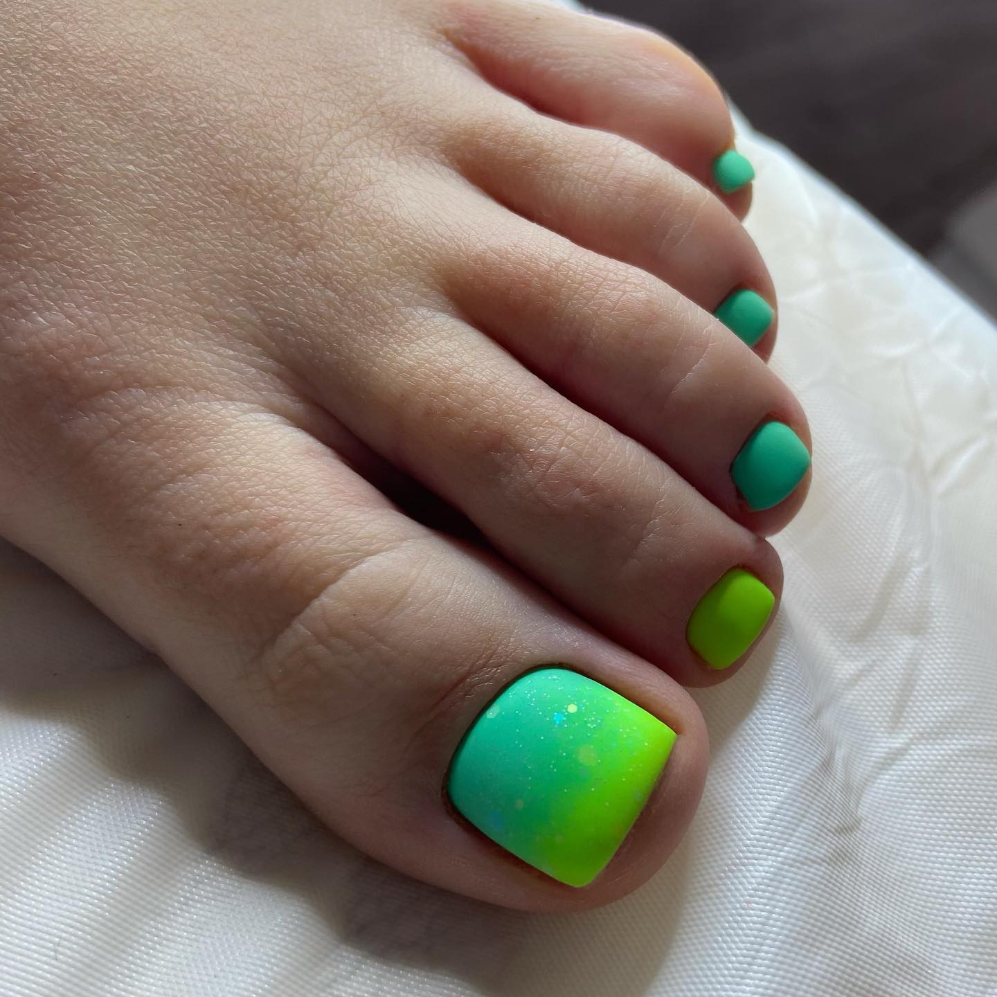 Green-to-Light Green Ombre Toe Nails