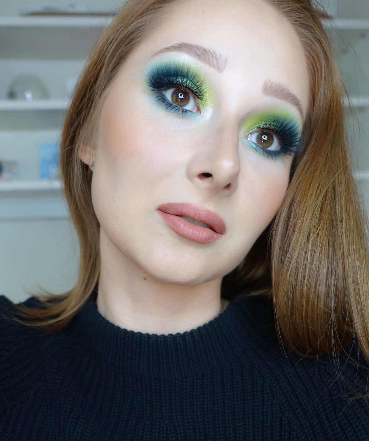 Blue-to-Green Smokey Eyes Makeup for Small Eyes