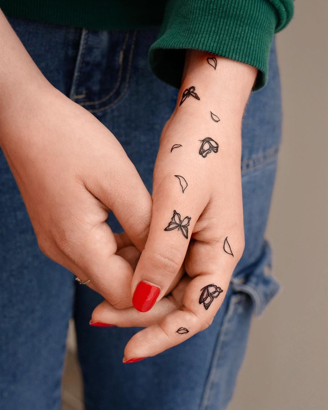 54 Great Finger Tattoo Ideas You Will Instantly Love - Hairstylery