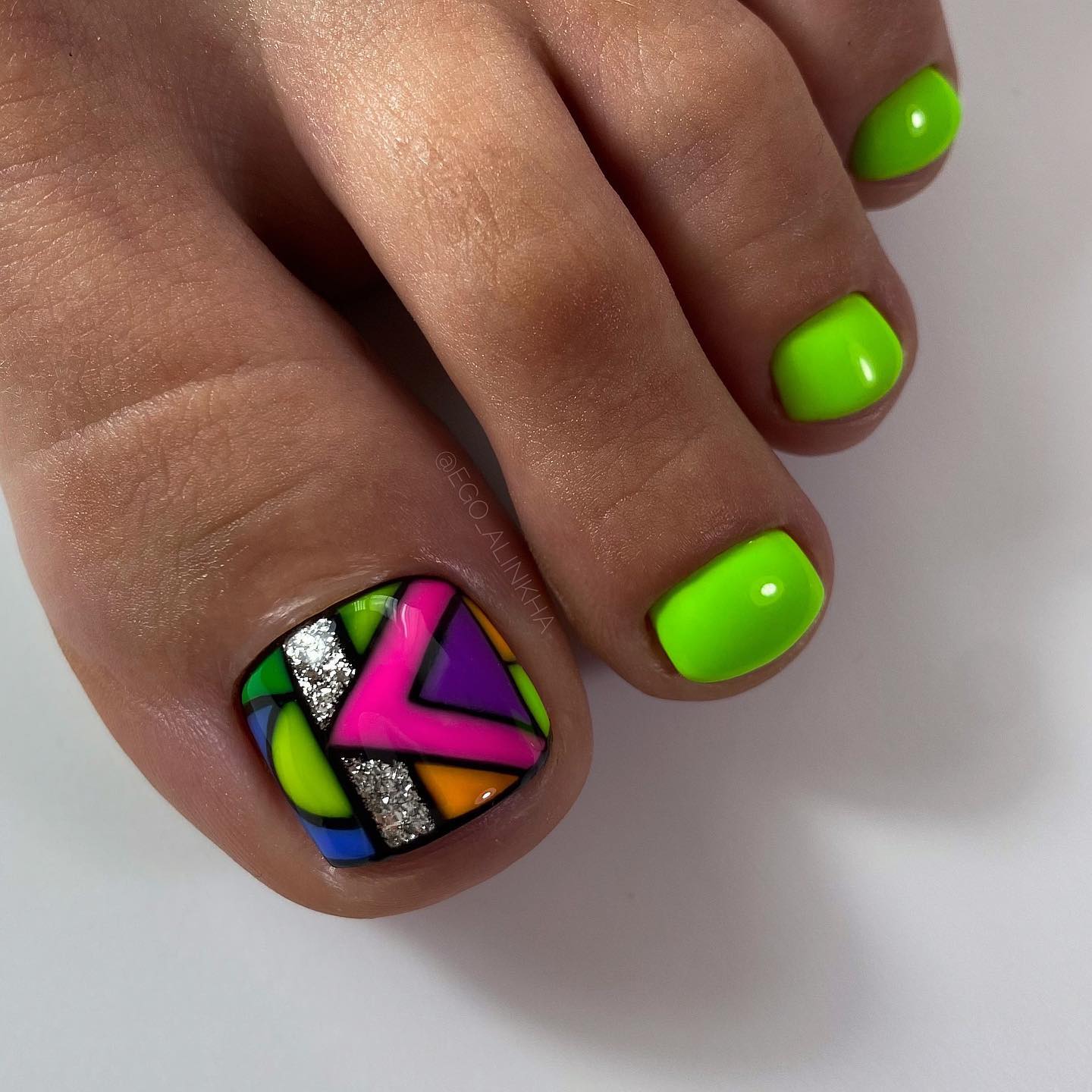 Bright Green Toe Nails with Colorful Design on Big Toe