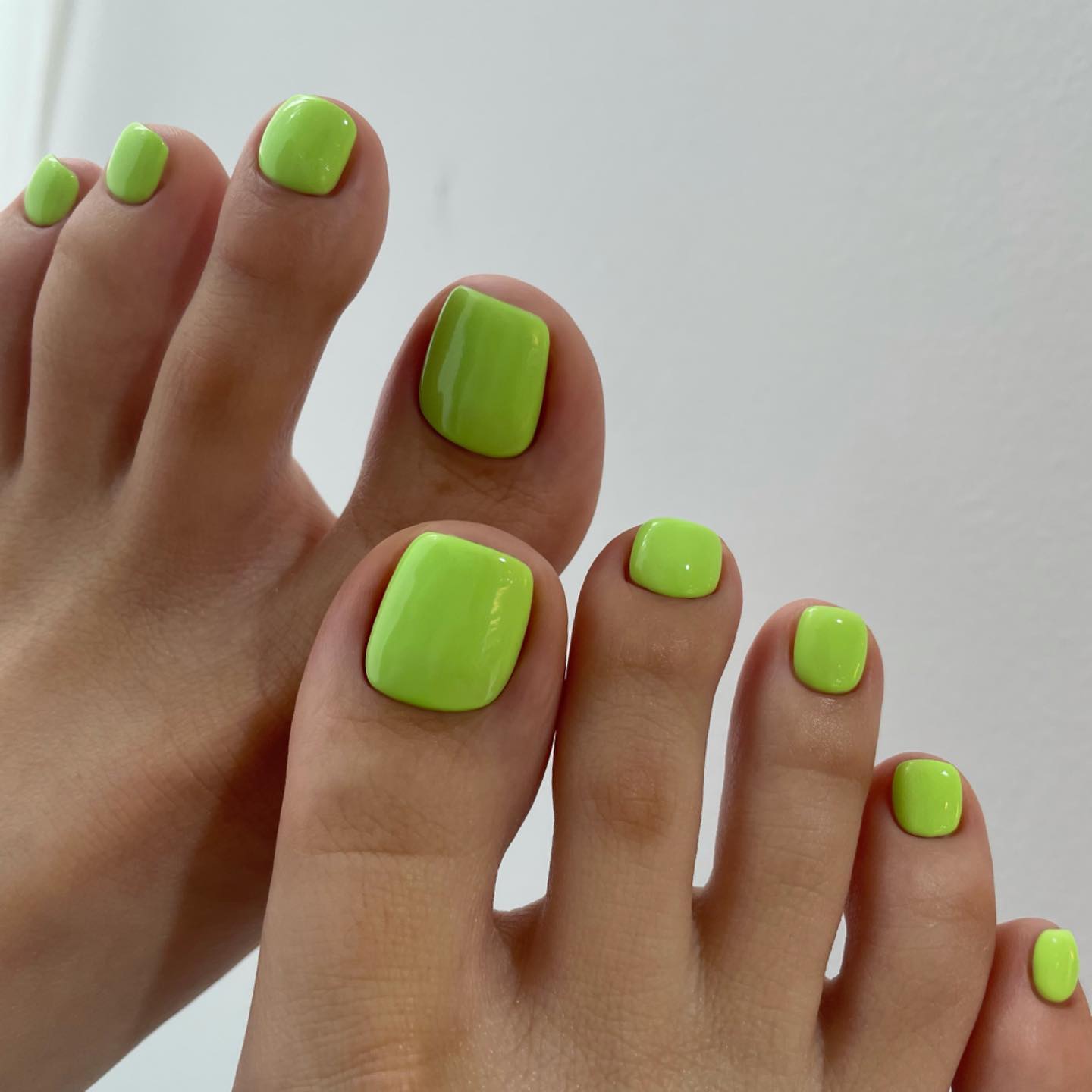 Glossy Bright Green Toe Nails