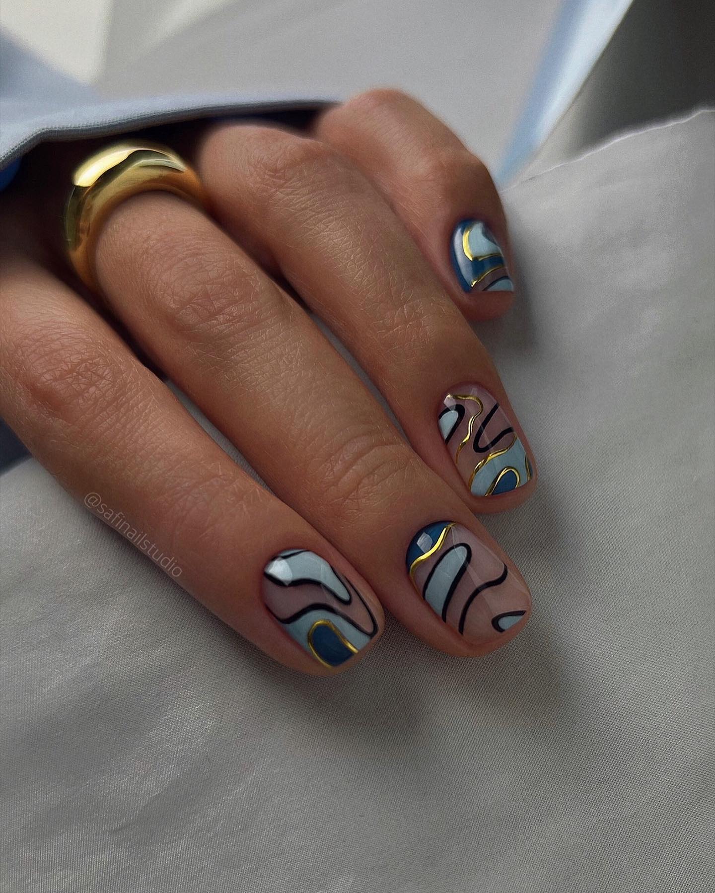 Short Nails with Geometric Abstract Design