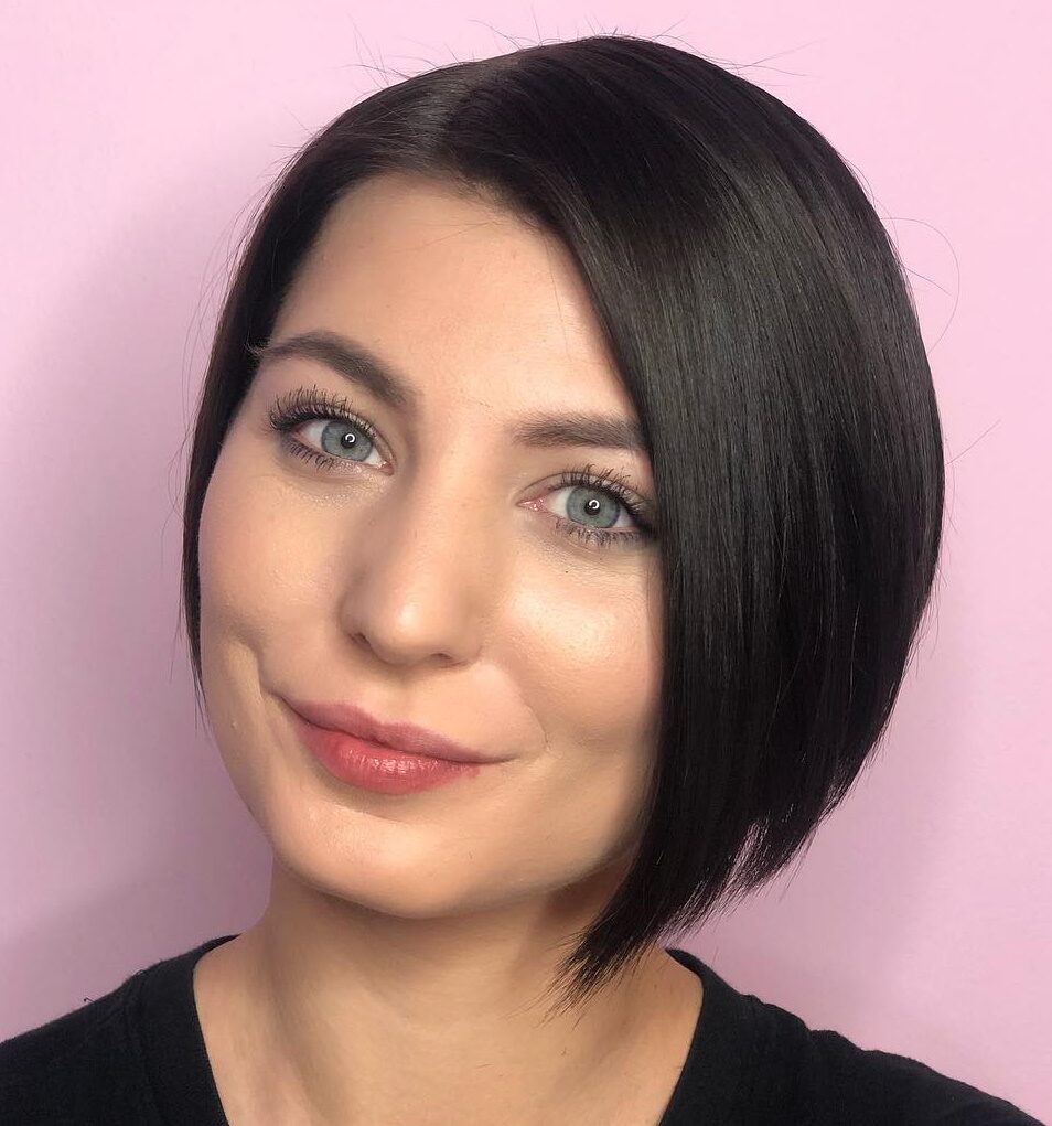 30 Short Hairstyles for Round Faces to Create Wow Effect in 2022