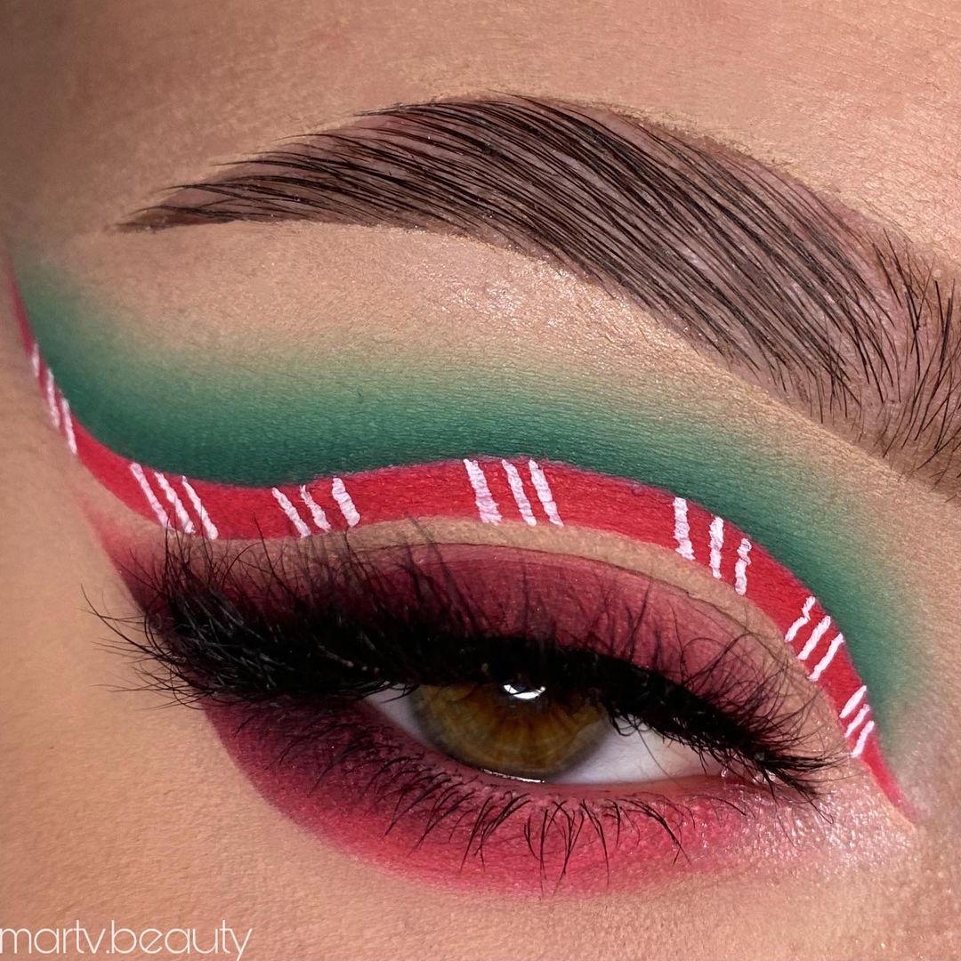 Cute traditional Christmas Makeup Look
