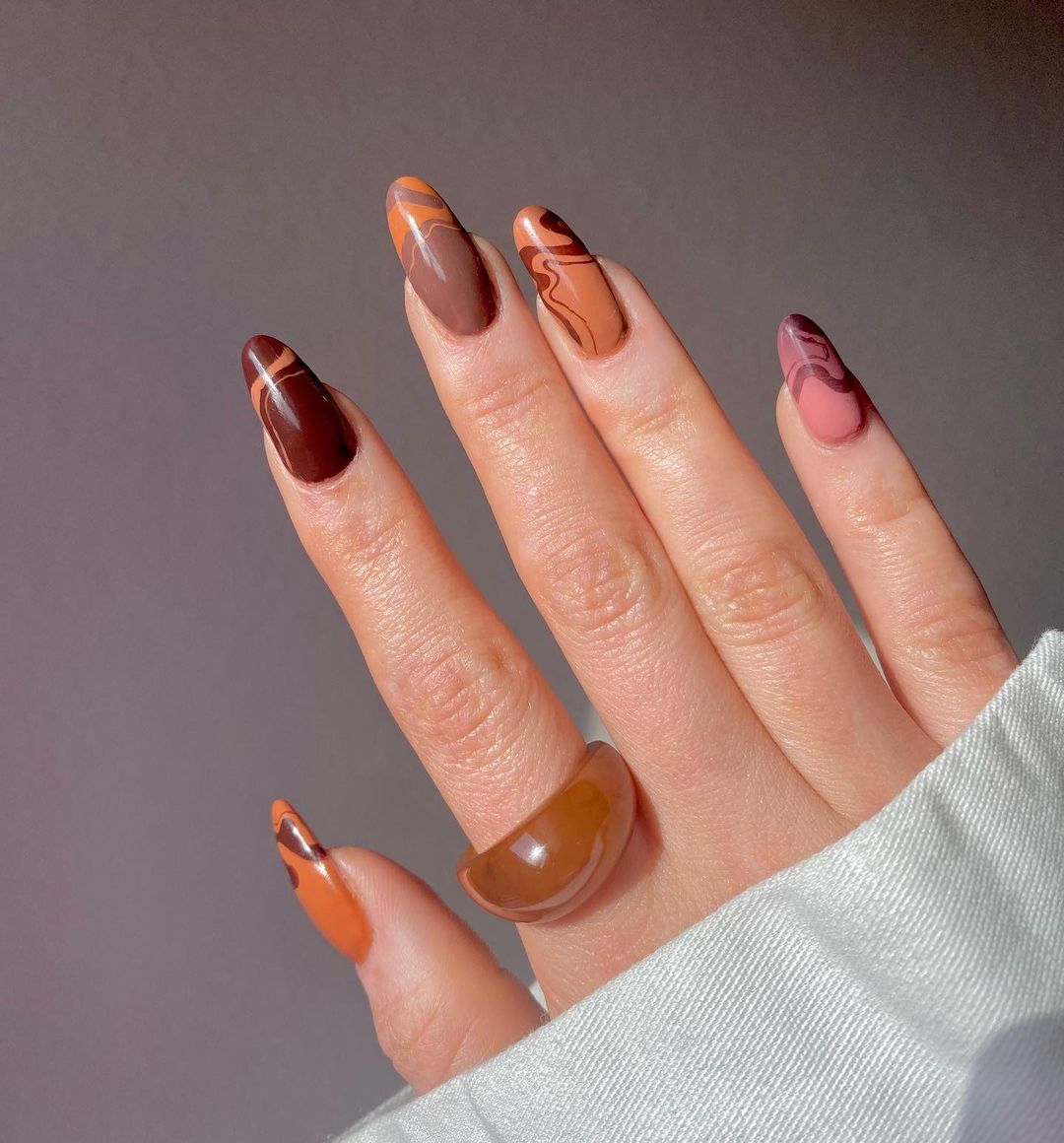 Short Round Gel Brown Nails with Lines