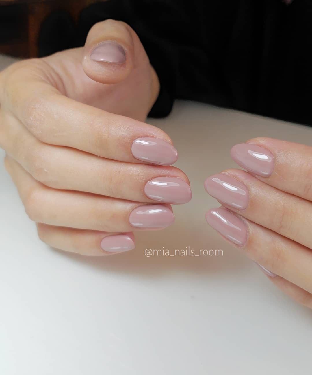 Effortlessly beautiful nude round nail design