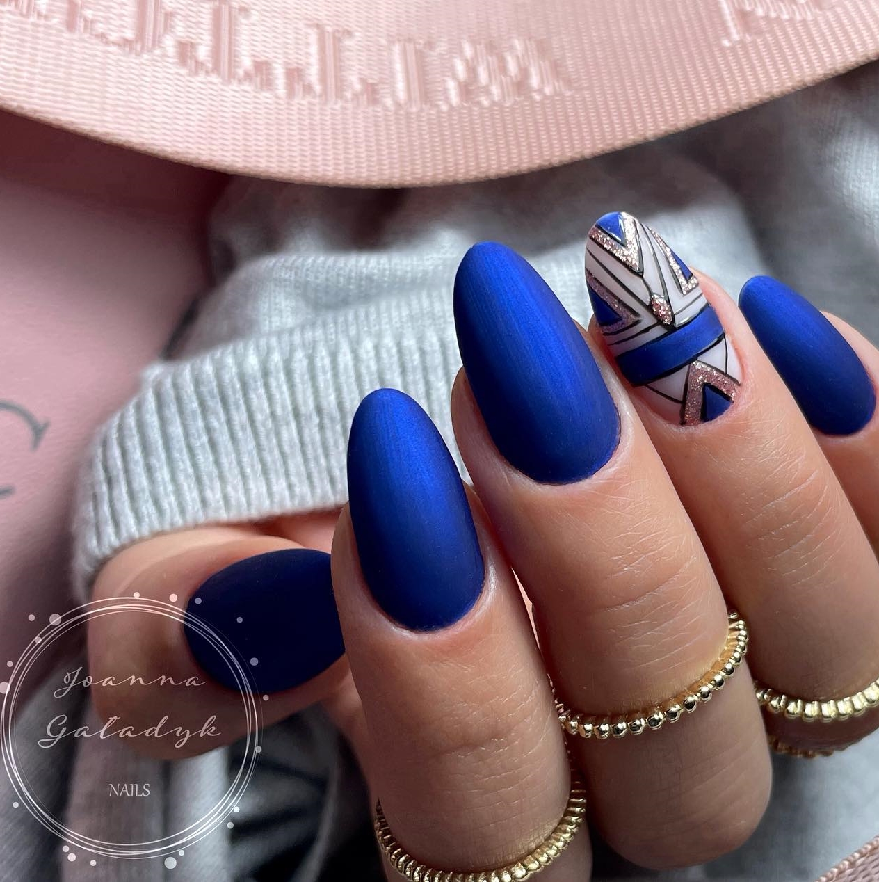 Round Blue Nails with Geometric Design and Gold Glitter