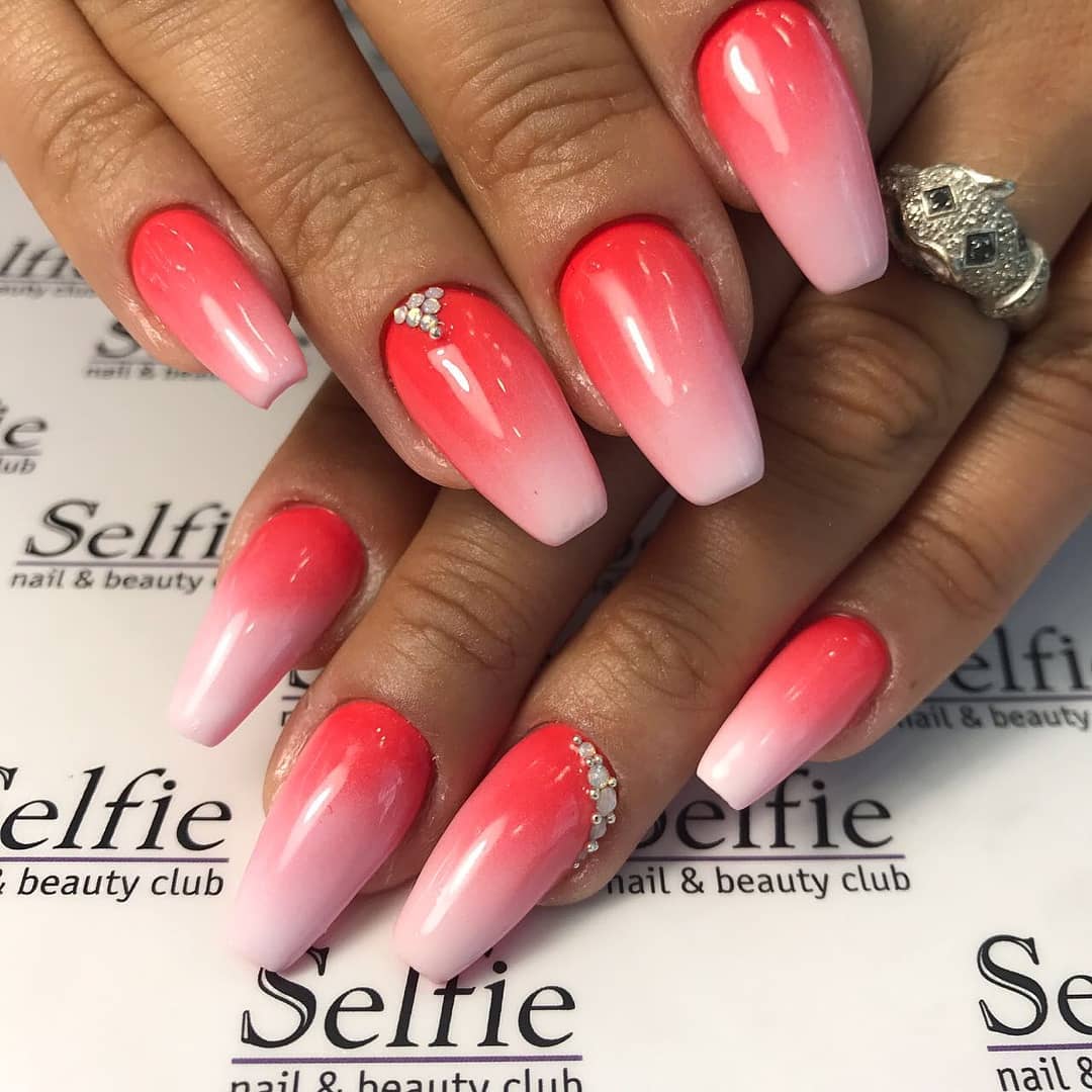 Short Coffin-Shaped Red and White Ombre Nails