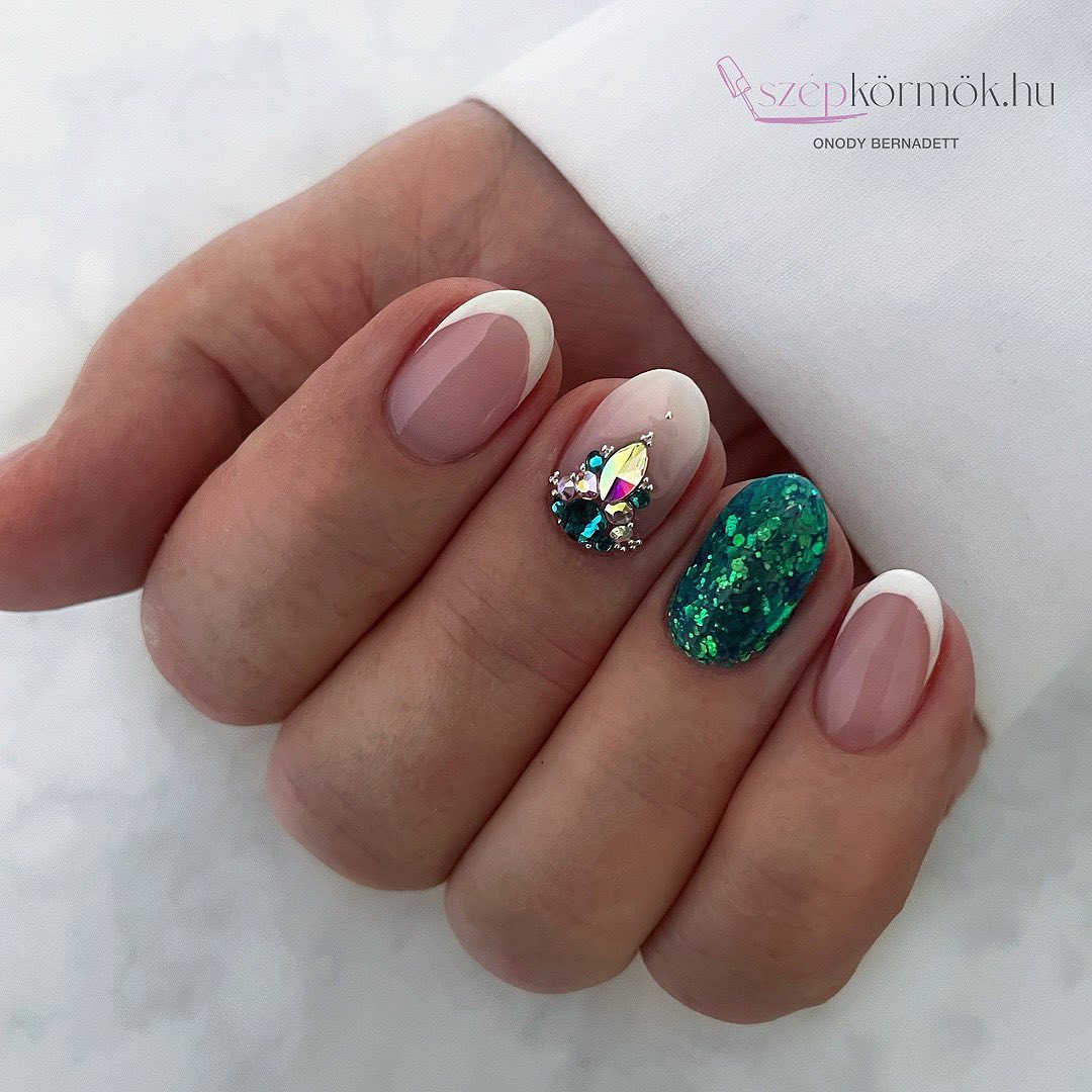Short Nude Nails with Glitter Green Design