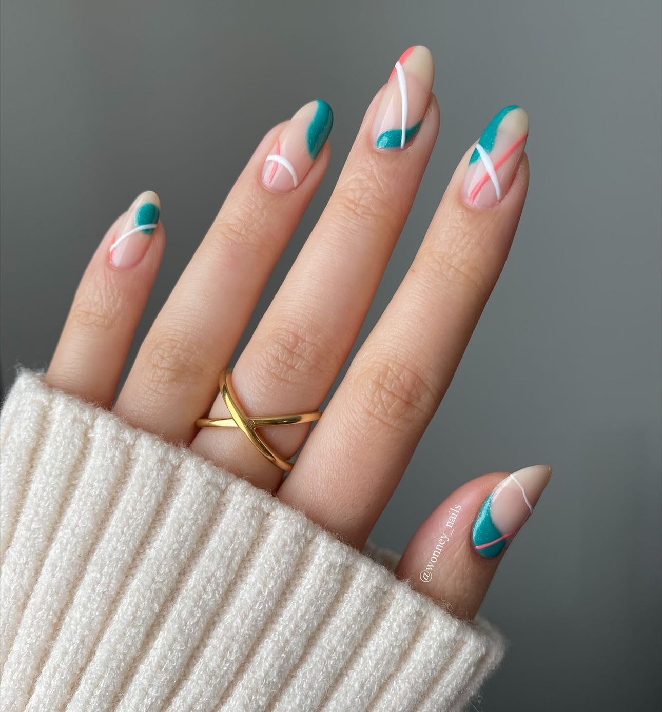 Round Gloss Nails with Geometric Lines