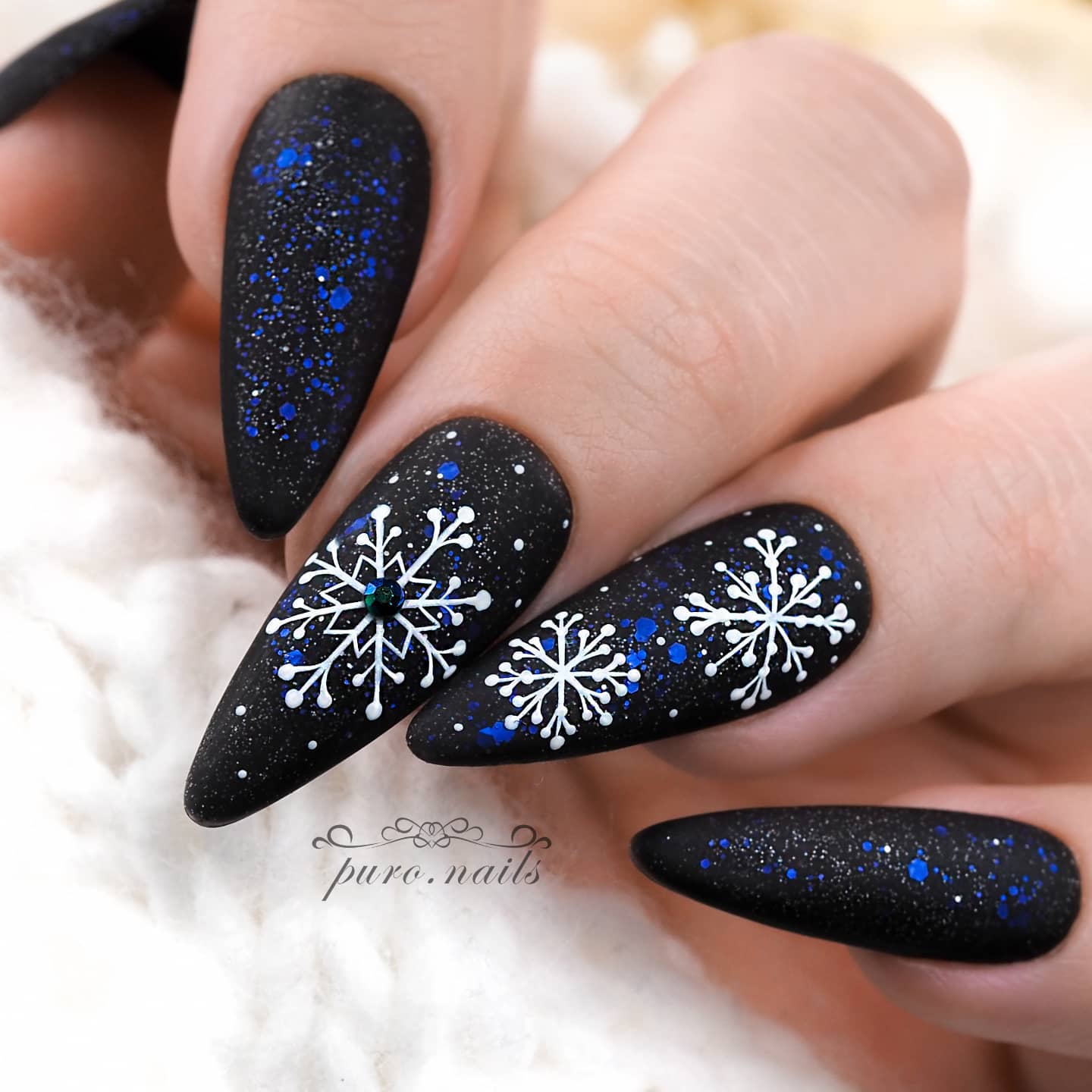 50 Christmas Nails Design Ideas for This Holiday Season - Hairstylery