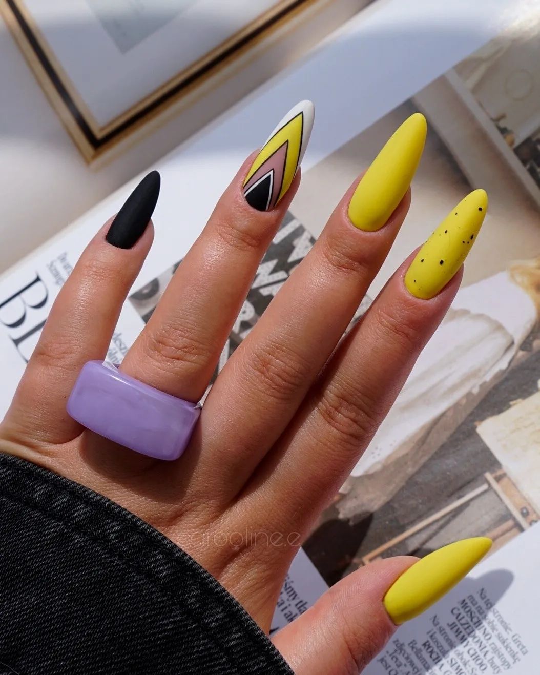 Diseño de uñas neón negro y amarillo