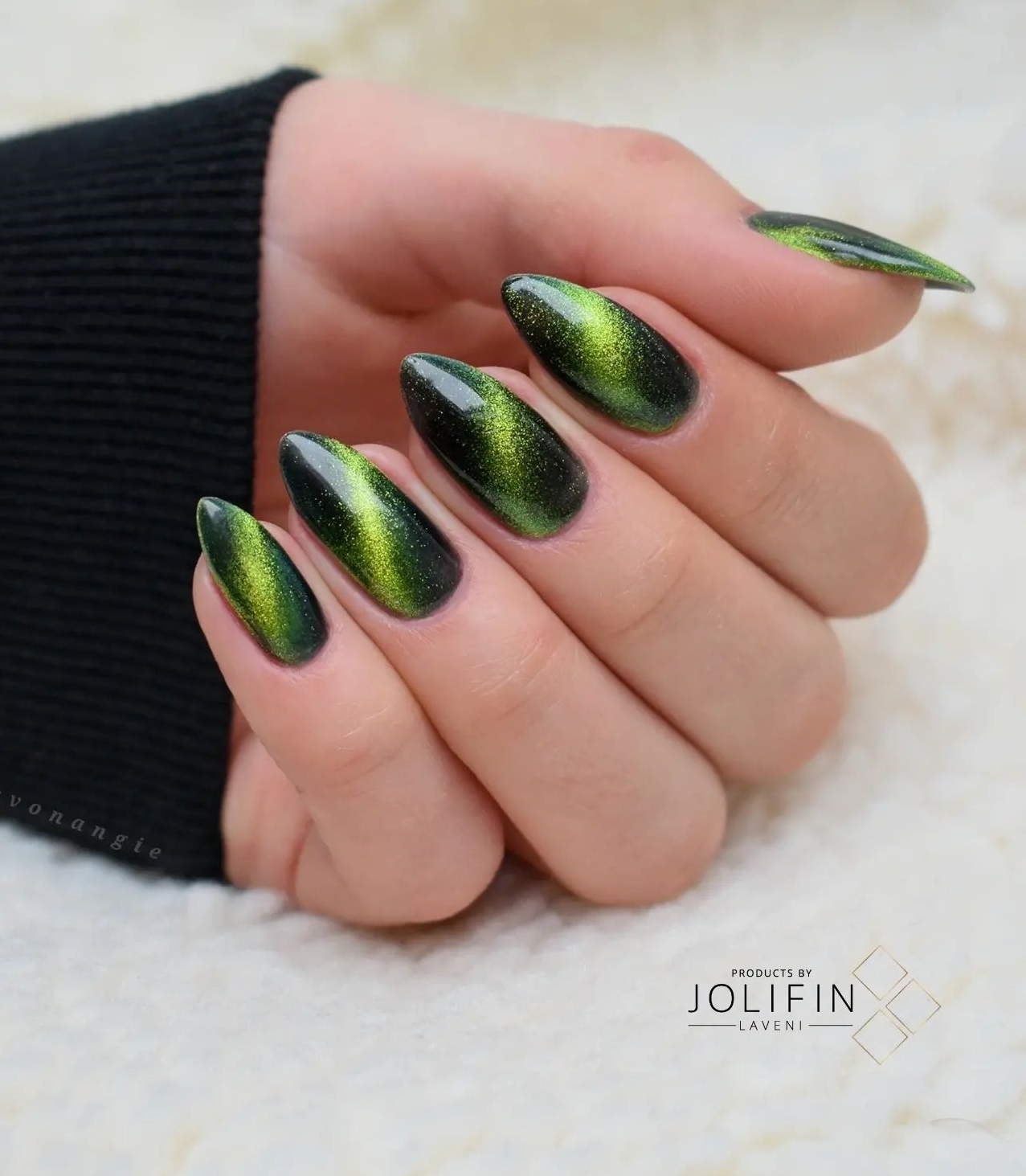 Short Glossy Bright Green Magnetic Nails