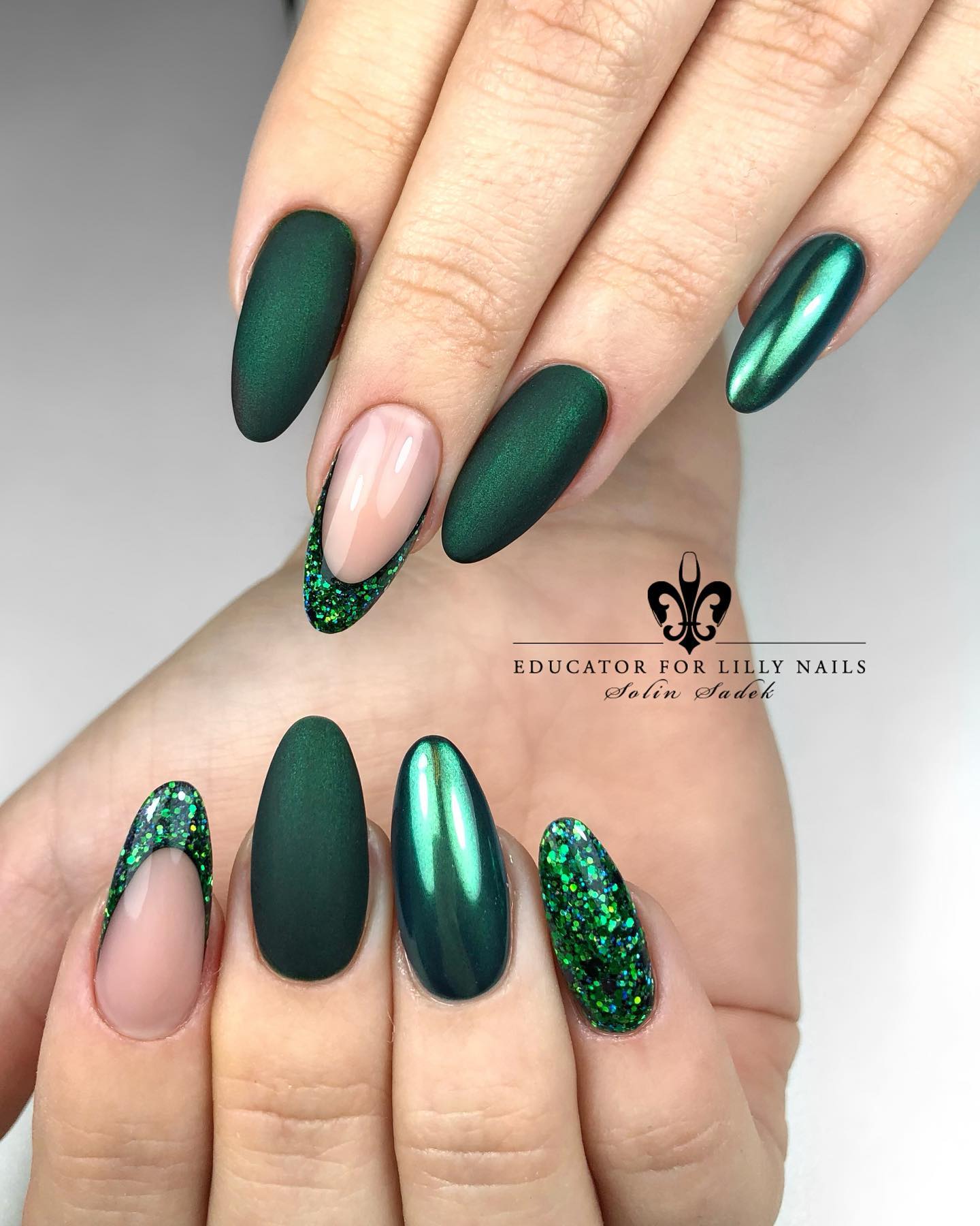Round Green Chrome and Matte Nails with Glitter Tips