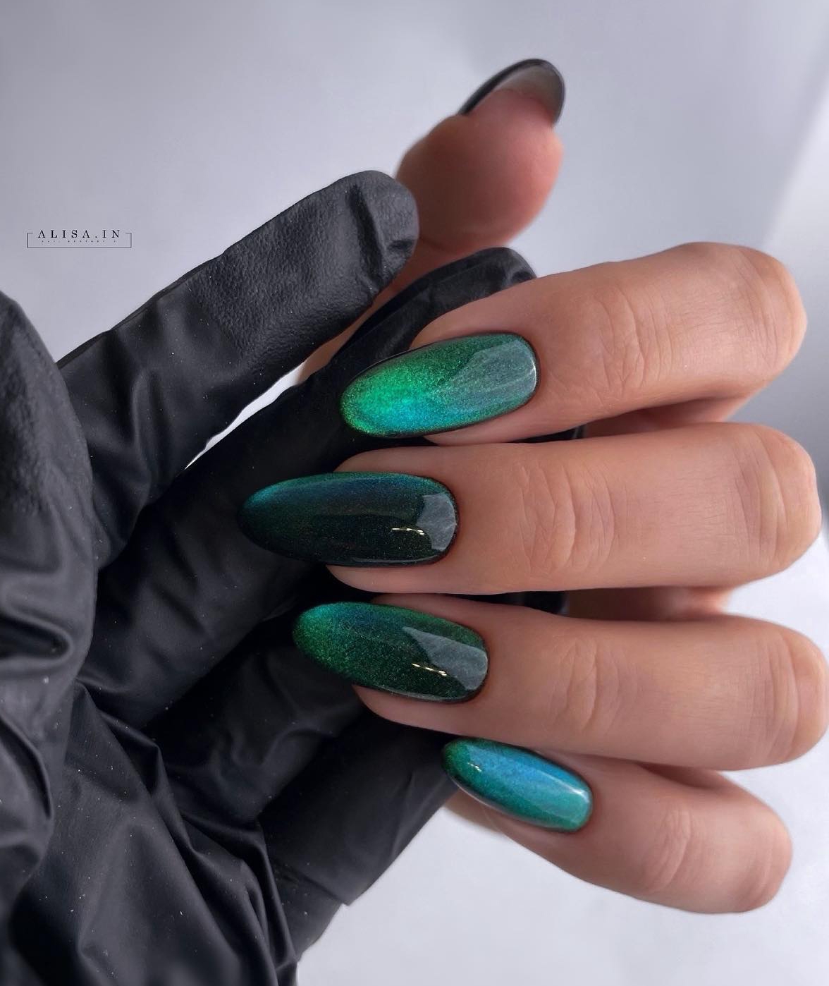Long Round Emerald Green Nails with Cat Eye Effect