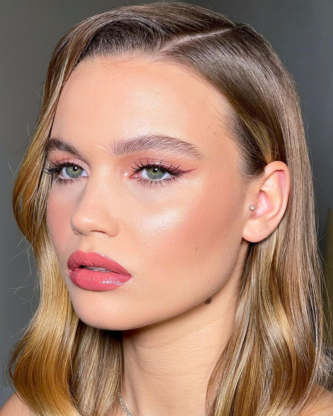 Basic makeup look: chic blush