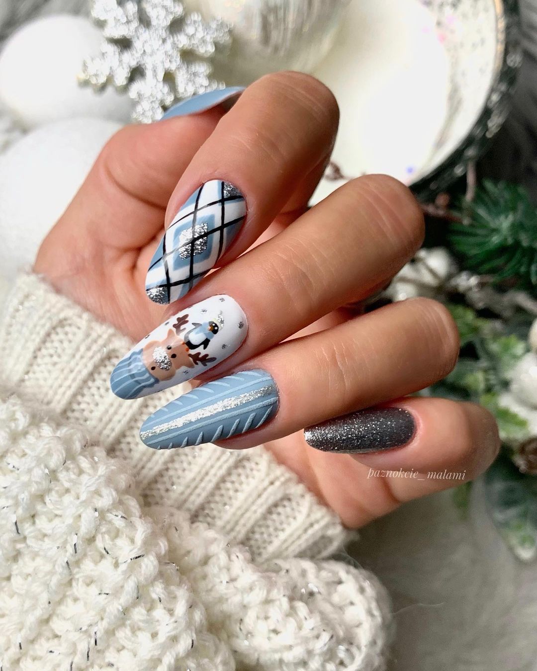 50 Christmas Nails Design Ideas for This Holiday Season - Hairstylery