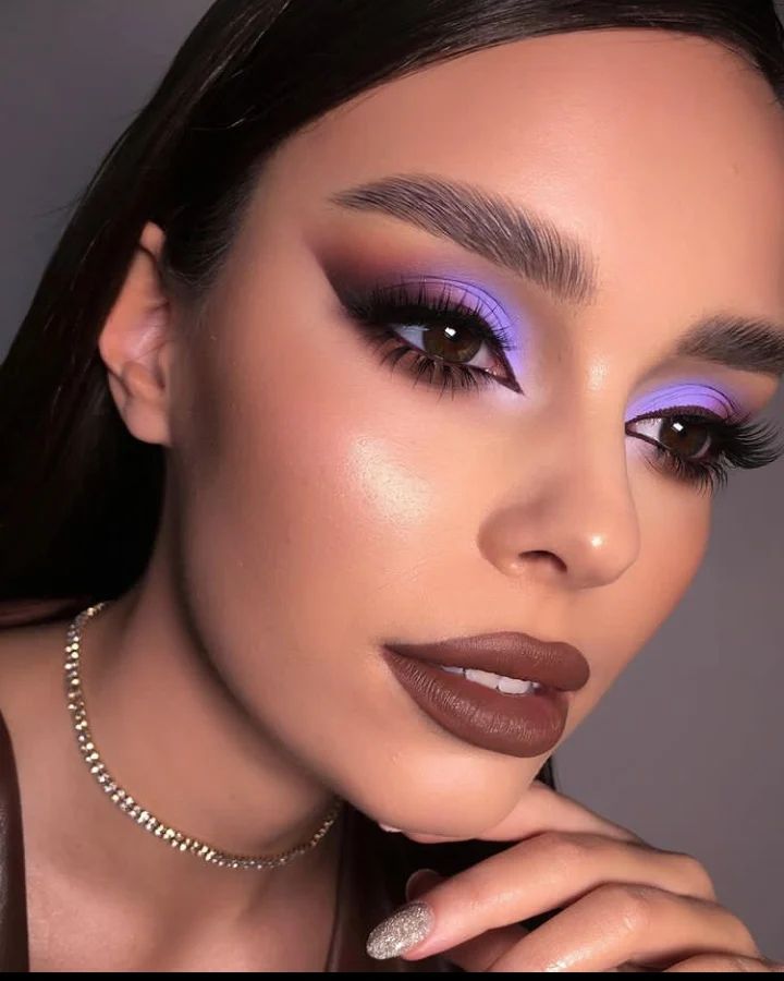 Roxo brilhante com tons de marrom escuro e maquiagem esfumada para olhos