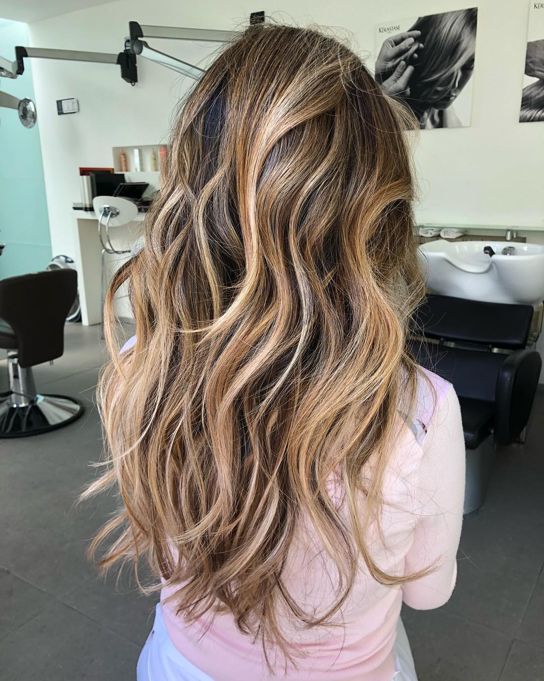 Long Messy Wavy Hairstyle With Brondebalayage