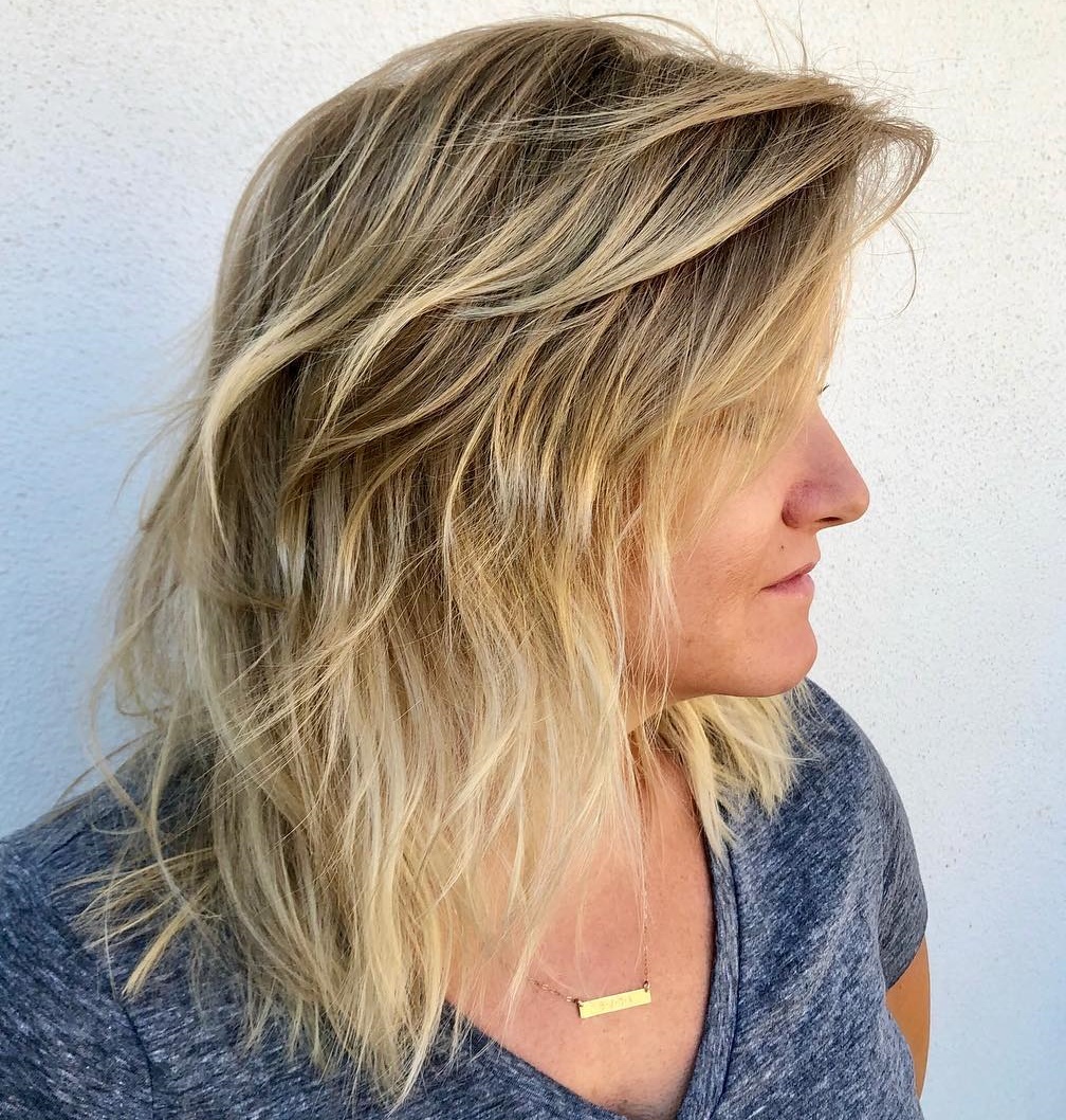 25 Must-Try Medium Length Layered Haircuts for 2022