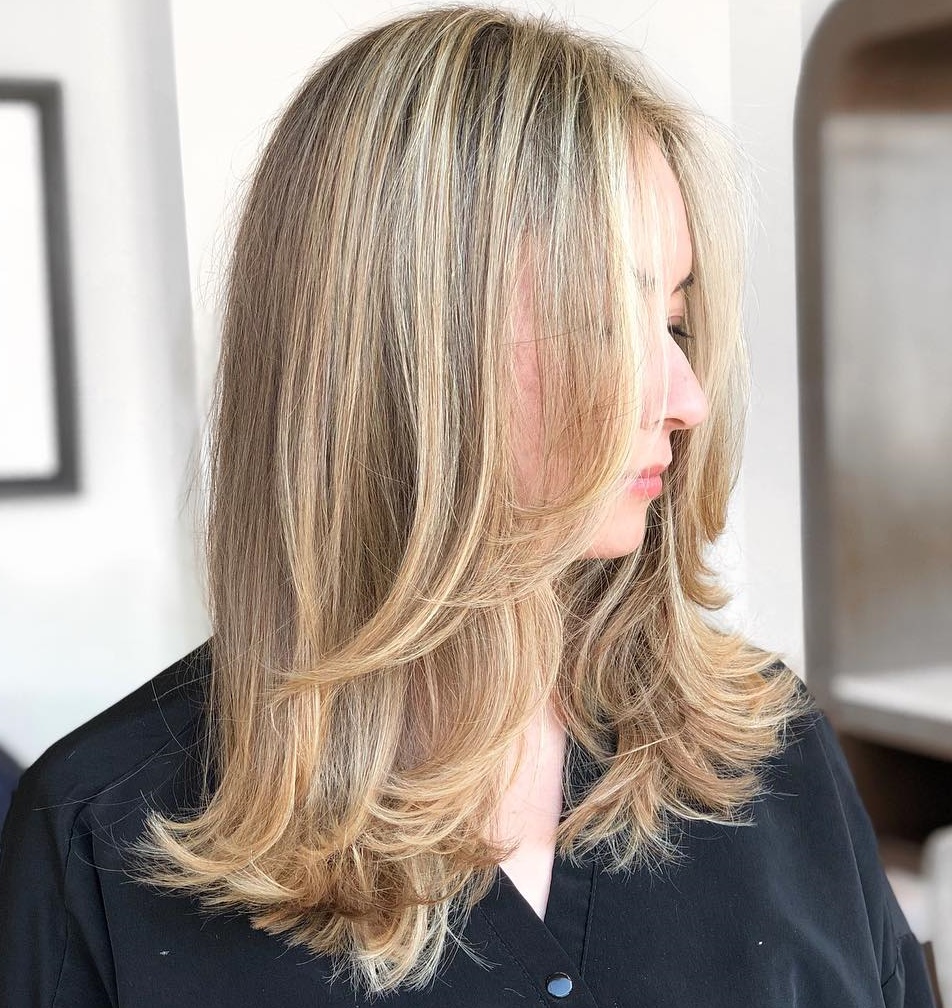 25 Must-Try Medium Length Layered Haircuts for 2022