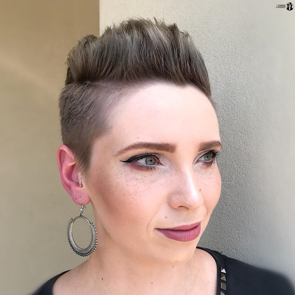 30 Short Hairstyles For Round Faces To Create Wow Effect In 2020