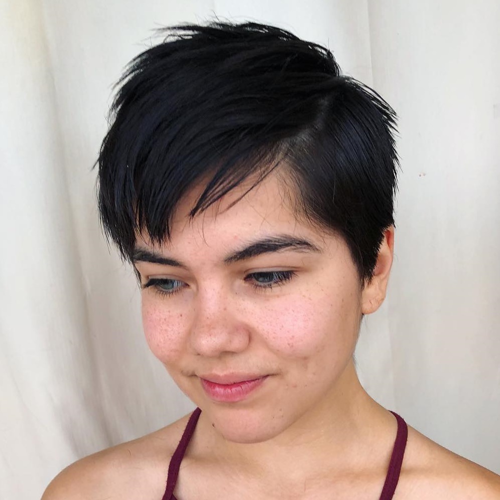 30 Short Hairstyles For Round Faces To Create Wow Effect In 2020