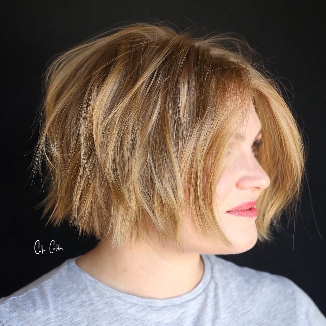 Bob corto y rubio caramelo peludo