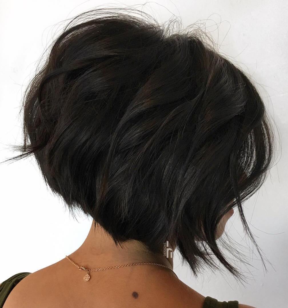 Bob corto invertido para cabello grueso