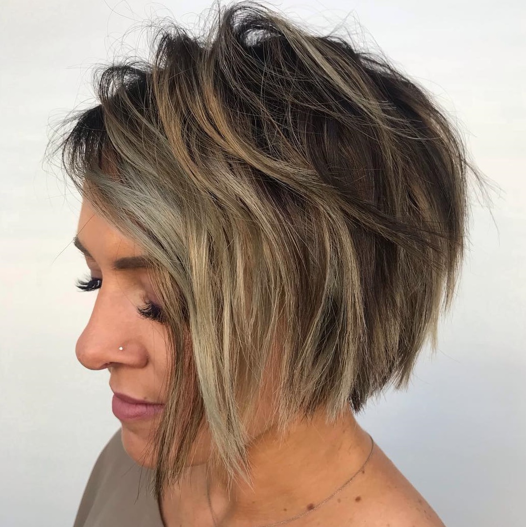 Bob afeitado hasta la mandíbula con balayage bronceado