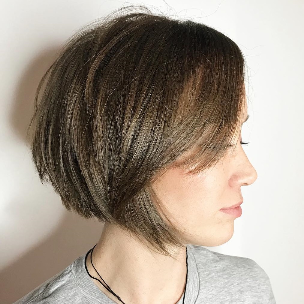 Bob corto entrecortado para cabello fino y liso